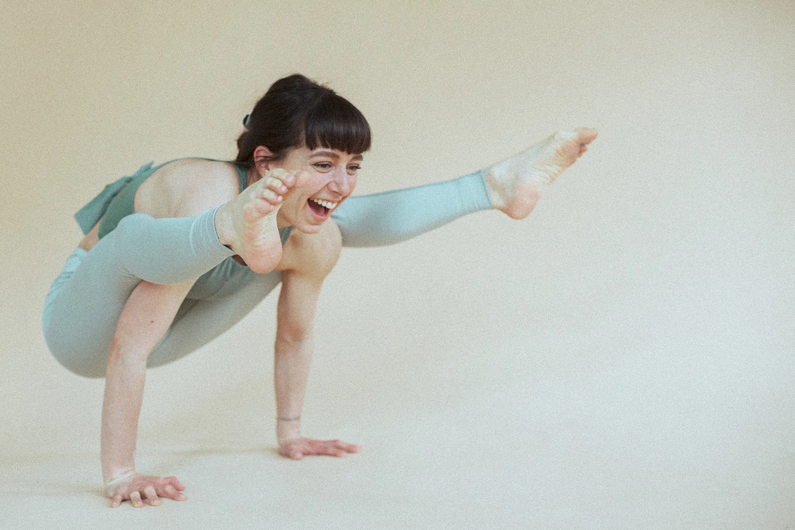 Julia lachend in einer Armbalance