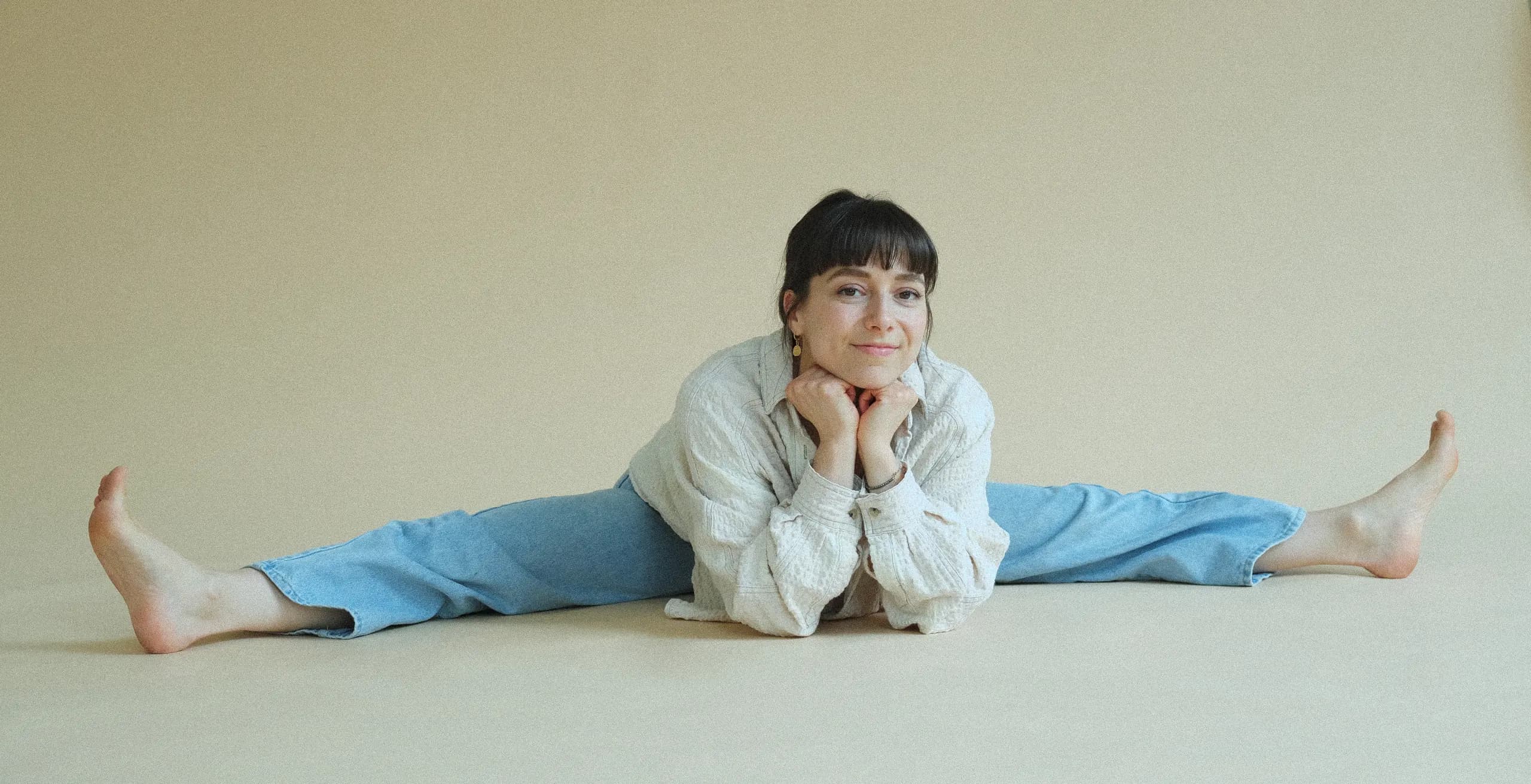 Julia Wimmer, Jivamukti Yoga Lehrerin in Marktoberdorf, lächelnd in der Grätsche